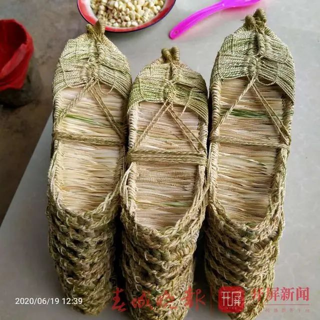 保山小伙编出中国最大草鞋,在抖音上火了!还得了“世界之最”__凤凰网
