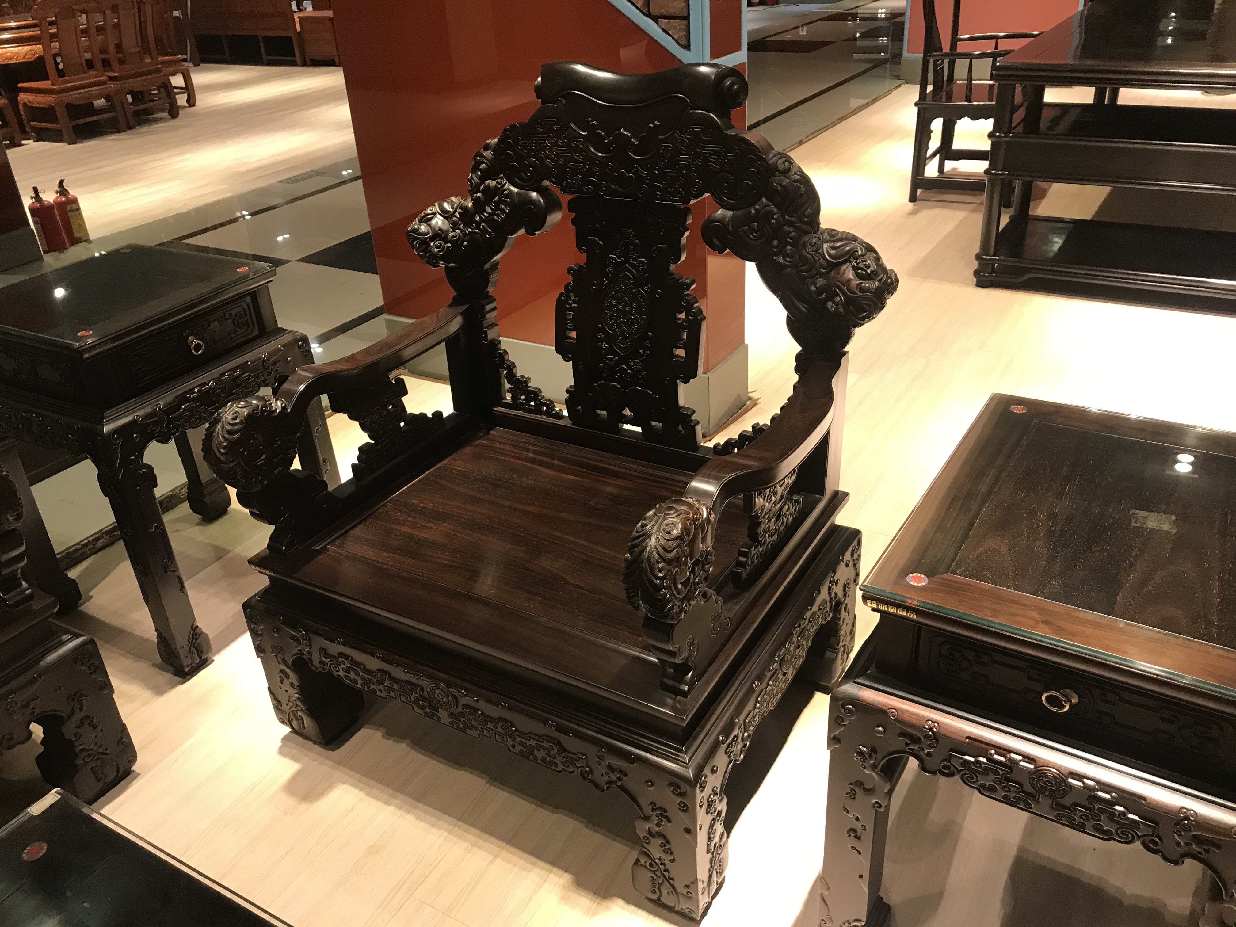 但与真正的小叶紫檀相比,大叶紫檀的纹理显得粗了