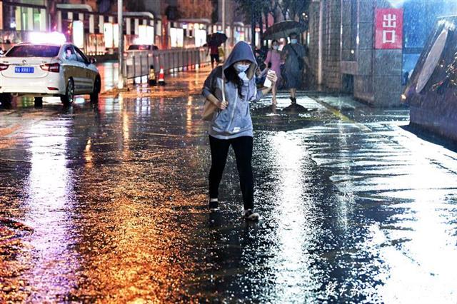 急雨给江城降了温淋了不少下班人