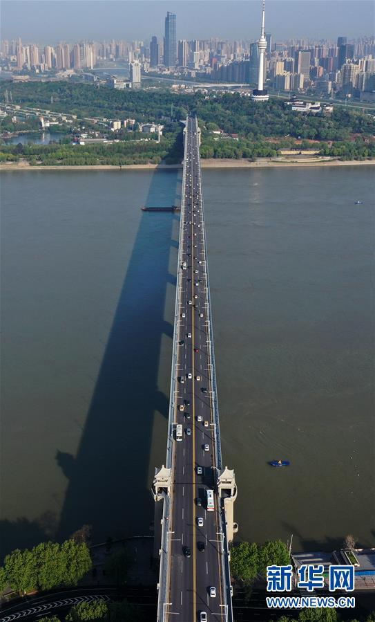 武汉长江大桥早高峰川流不息