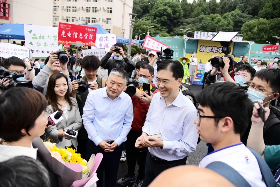 余宗玺告诉记者,昨天的阵势让他有点受宠若惊"上了大学我要更加努力