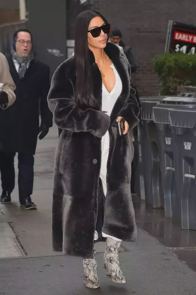 假期别嫌弃自己胖名媛卡戴珊教你大尺码身材时尚穿搭