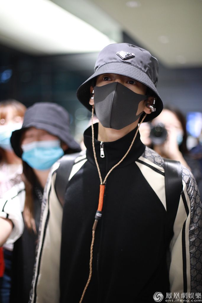 罗云熙戴渔夫帽穿运动装宛若校草 获大批粉丝包围人气超高