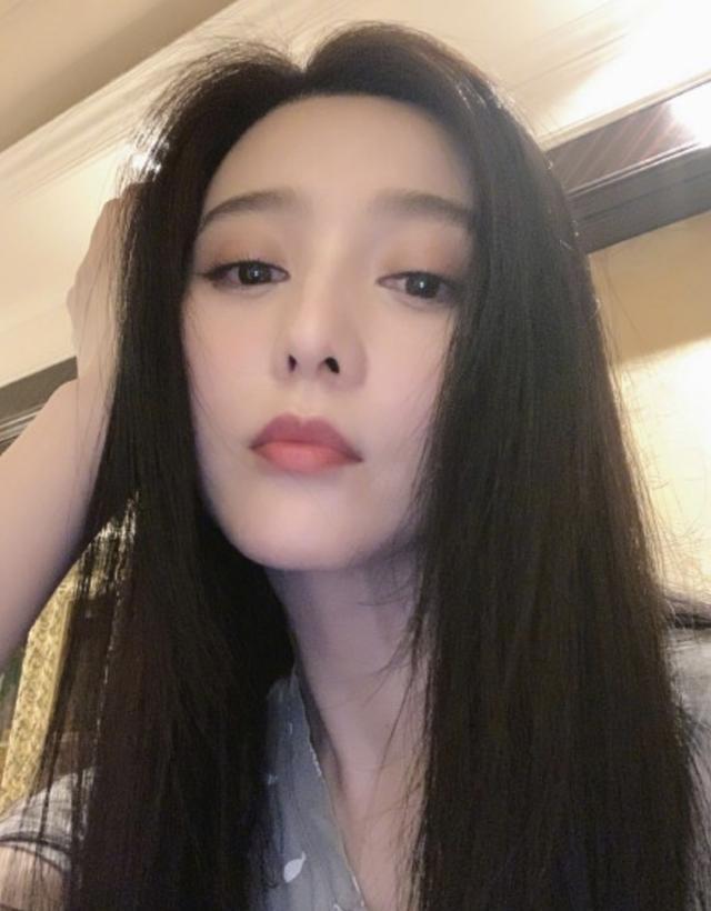 范冰冰晒九宫格怼脸自拍,对镜头轻咬嘴唇卖萌,皮肤白皙逆龄生长