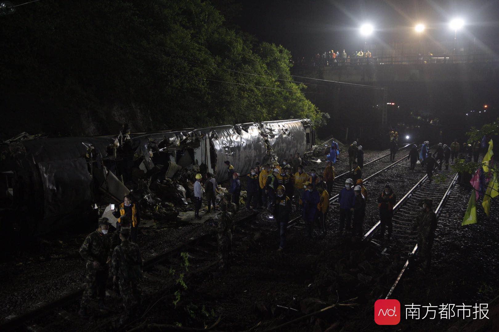救援现场图集!济南至广州列车郴州脱轨,多台挖掘机连夜清理中