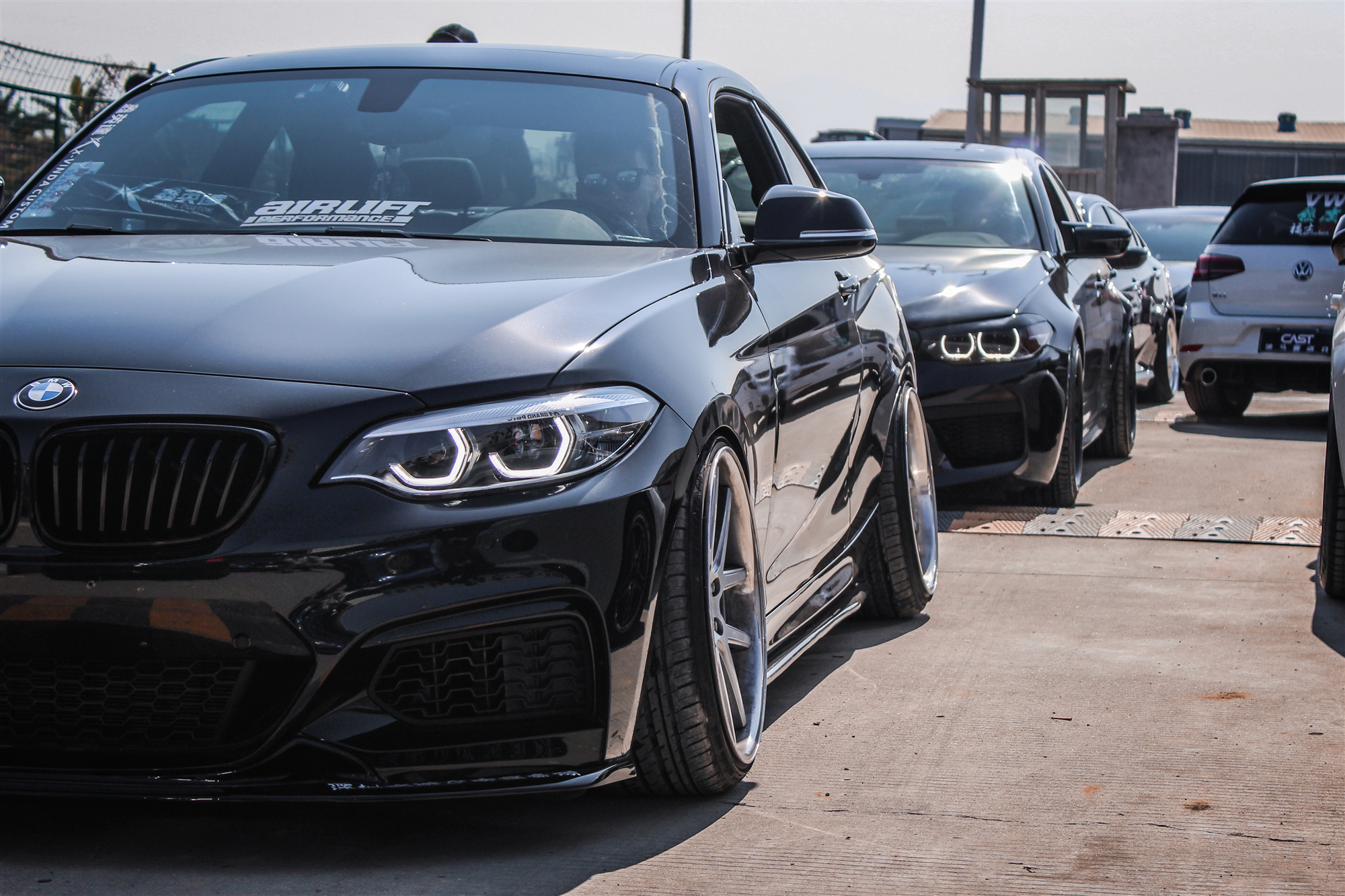 宝马525i化身红眼黑武士眼泛红光如黑夜中潜伏的凶猛野兽