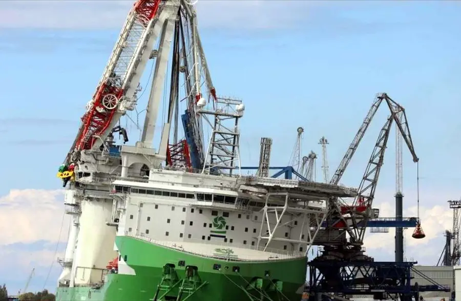 利勃海尔全球最大吨位海上风电安装船吊臂断裂