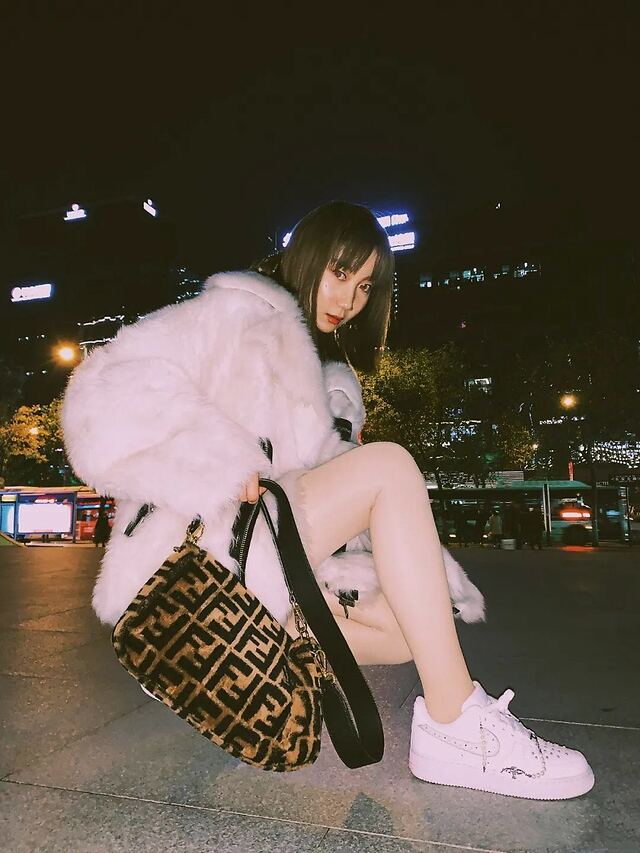 x nike air force 1 可以说是娱乐圈女明星人脚一双了的吧,并且乃万也