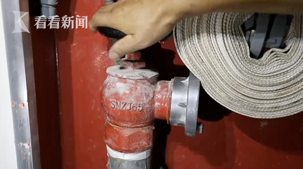 15楼起火消防栓不出水 物业却要追究业主责任