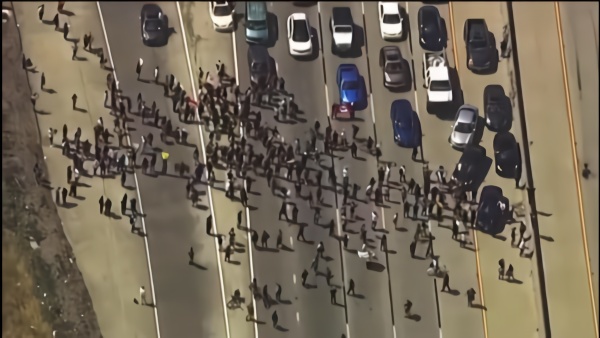 美国抗议人群集结加州高速拦车，巡警遭示威者袭击