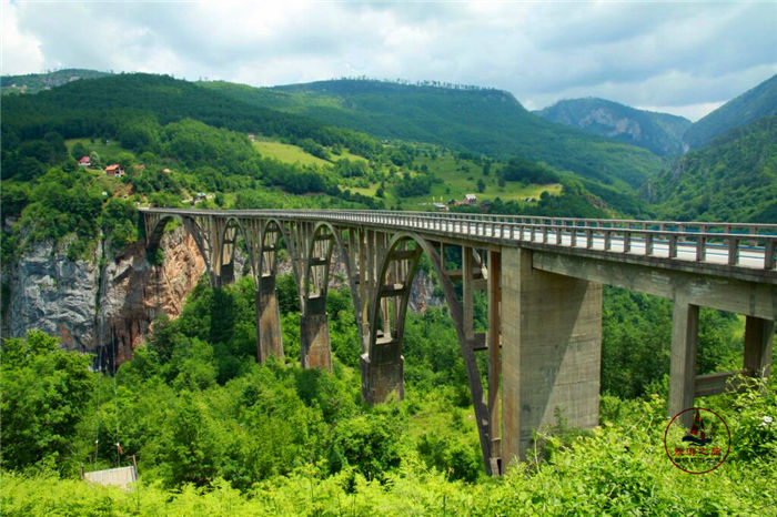 电影桥的拍摄地欧洲最大最深的峡谷架着超大的混凝土拱桥