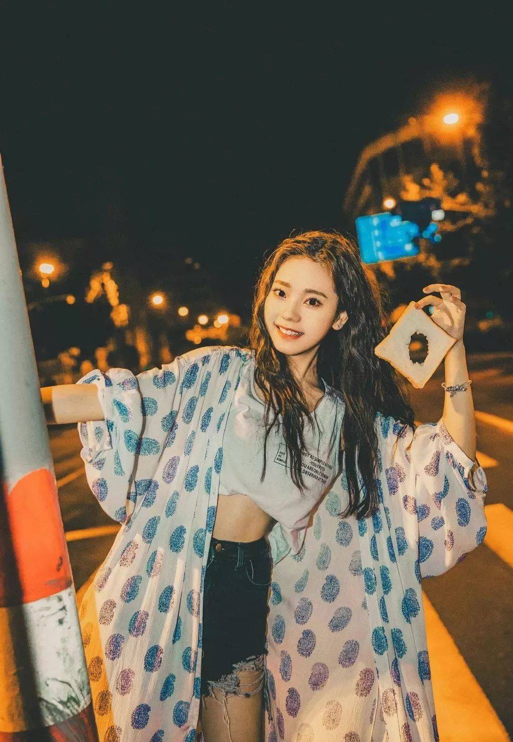 2020最流行发型:显发量和脸小的卷发是刚需