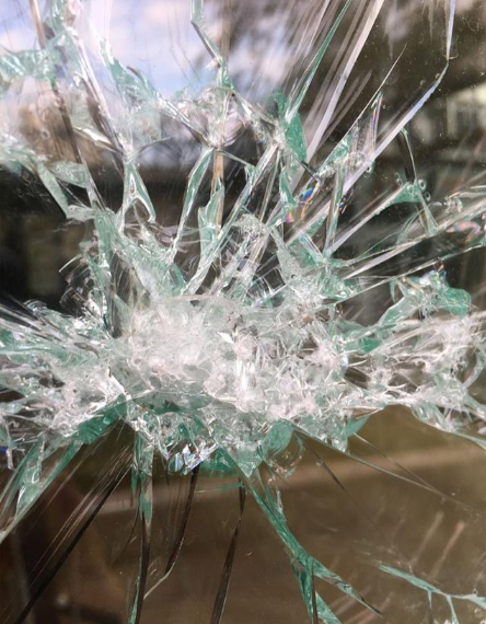 艺术家抡起铁锤砸向商店玻璃,结果却砸出美丽的艺术品!