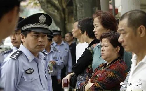 偏执的逆袭 冲入公安局刺杀六警 上海2008__凤凰网