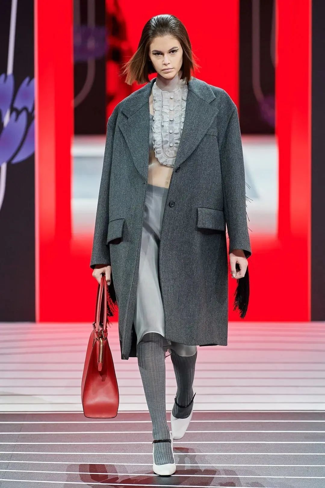 Prada 2020秋冬 流苏元素贯穿始终！温柔潇洒的Prada女孩_凤凰网