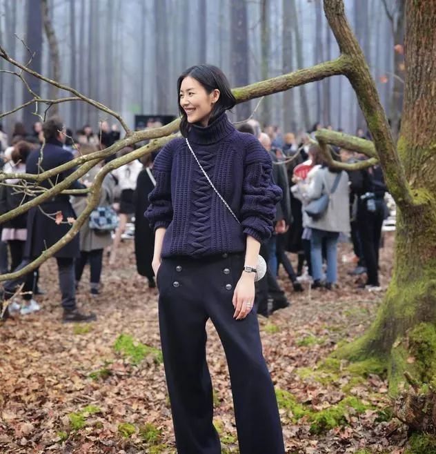 又能很好地显露出腰身,长度刚好衔接下身的拖地阔腿裤