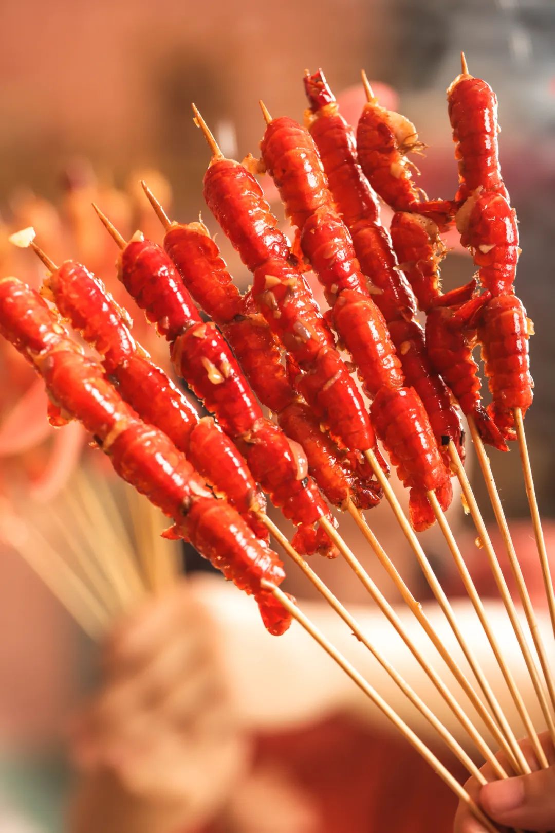 虾尾串串好的就是这一口干辣椒的冲击,啧啧啧,这火辣辣的样子,广东人