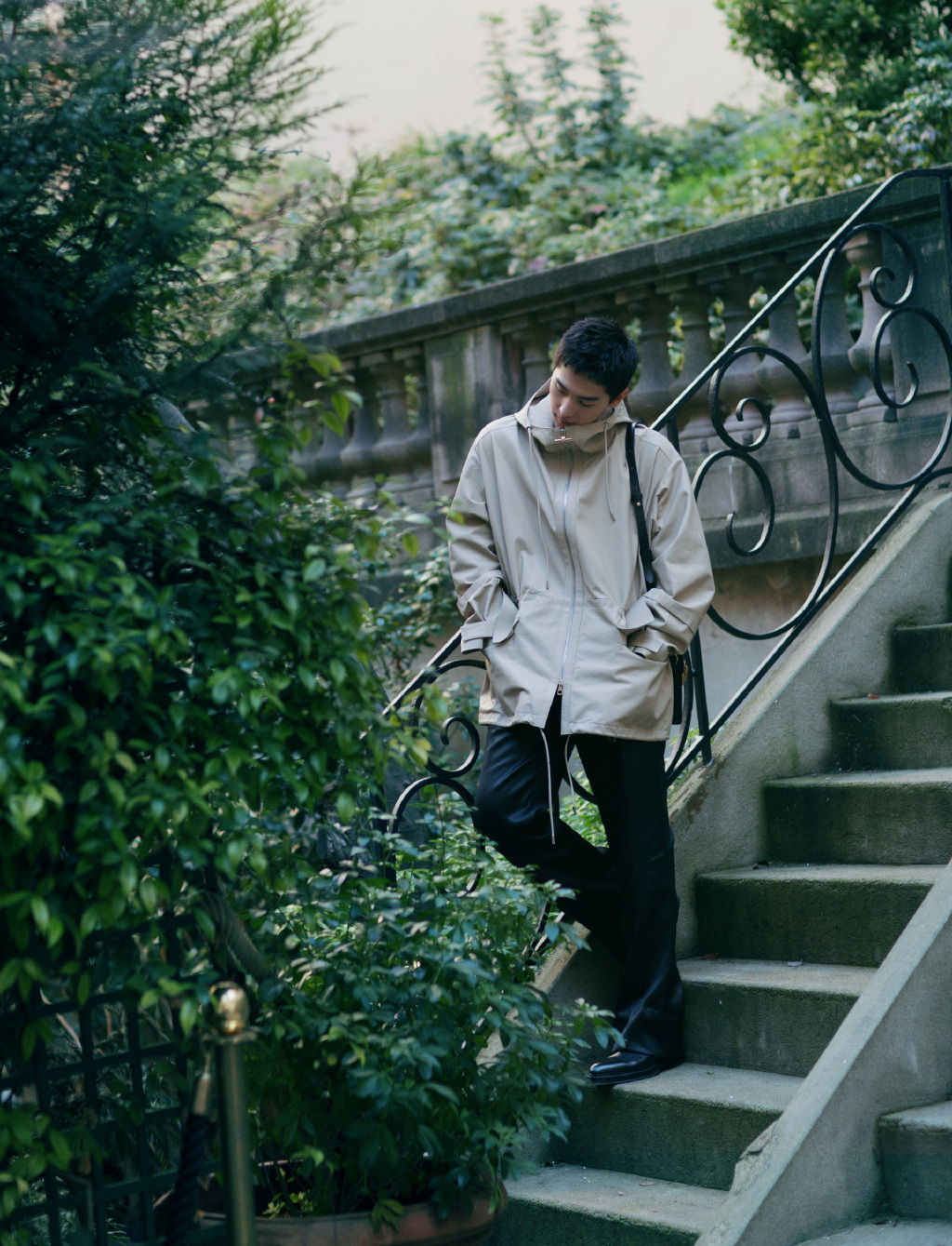 杨洋巴黎时尚街拍帅照出炉寸头羊英气俊逸气度翩翩