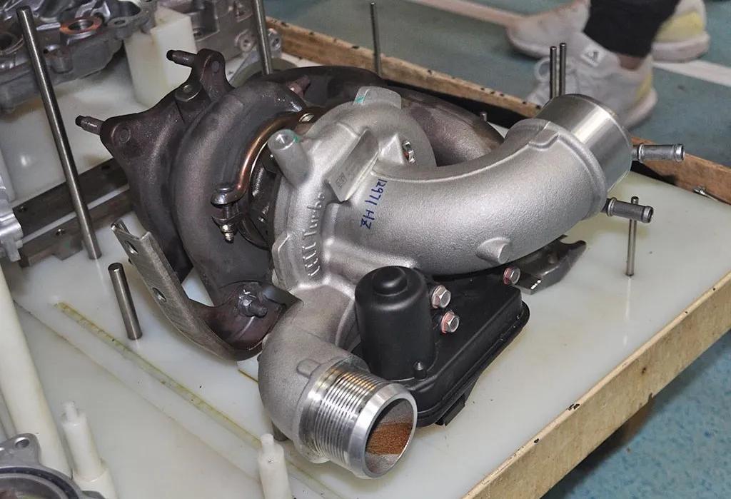 在增压器的设计方面,4b20j1发动机也使用了宝马等车型常用的双涡管