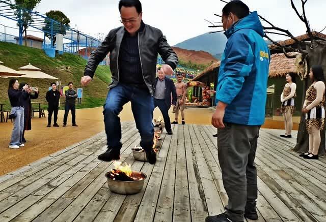 布须曼族人们还会热情地邀请游客一起跳火盆,他们相信连续跨过八个