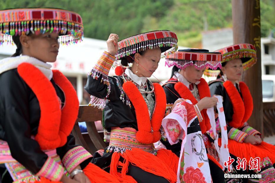 9月19日,广西百色市那坡县达兵新村易地搬迁扶贫安置点,瑶族女子们在