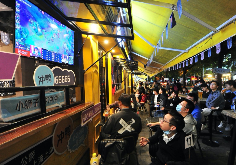 10月25日18时,上海大学路上沿街的一些酒吧餐馆直播2020英雄联盟全球总决赛(S10)半决赛,吸引了不少青年电竞爱好者纷纷到场观看。