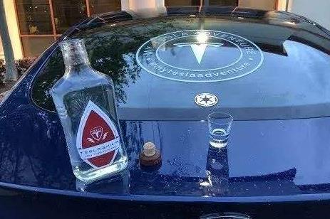 不仅仅是卖车和短裤特斯拉酒也很快推出