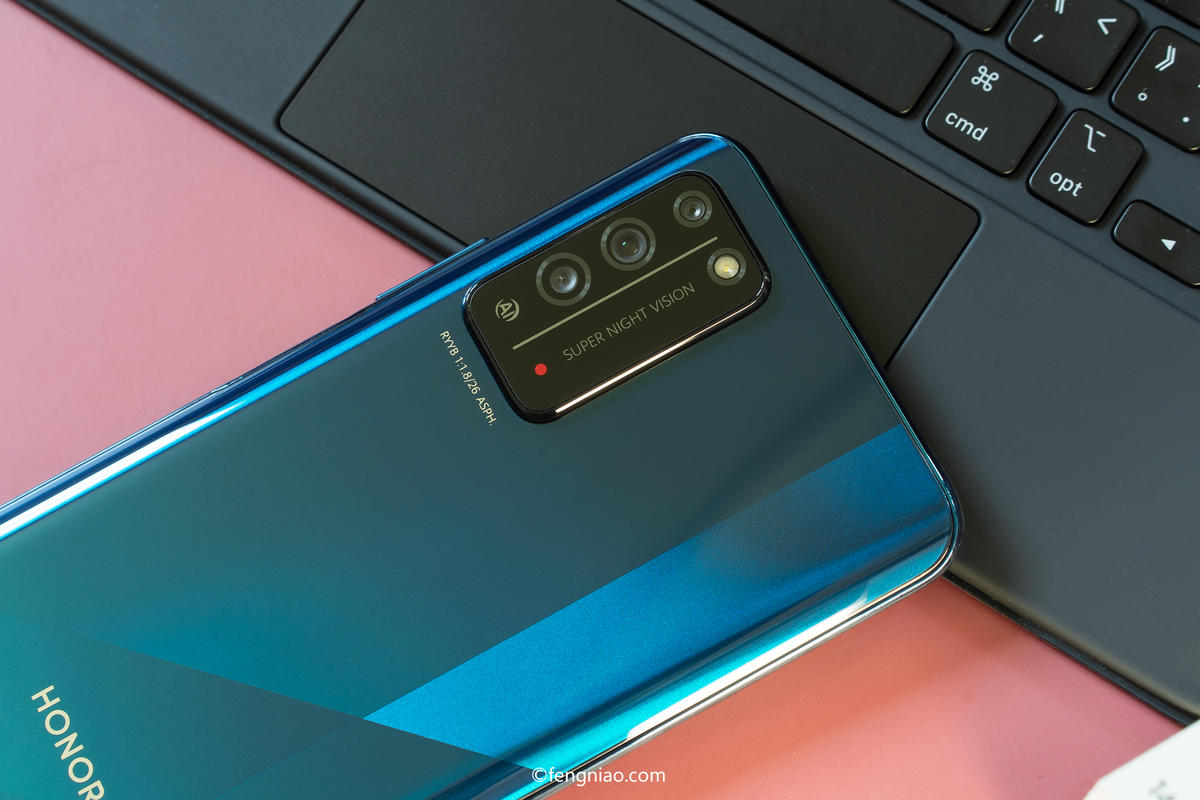 荣耀x10的外观延续了荣耀9x的设计思路,继续采用的前置升降结构全面屏