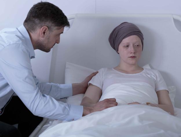 继续治疗 还是放弃回家 晚期癌症患者 又该何去何从 凤凰网