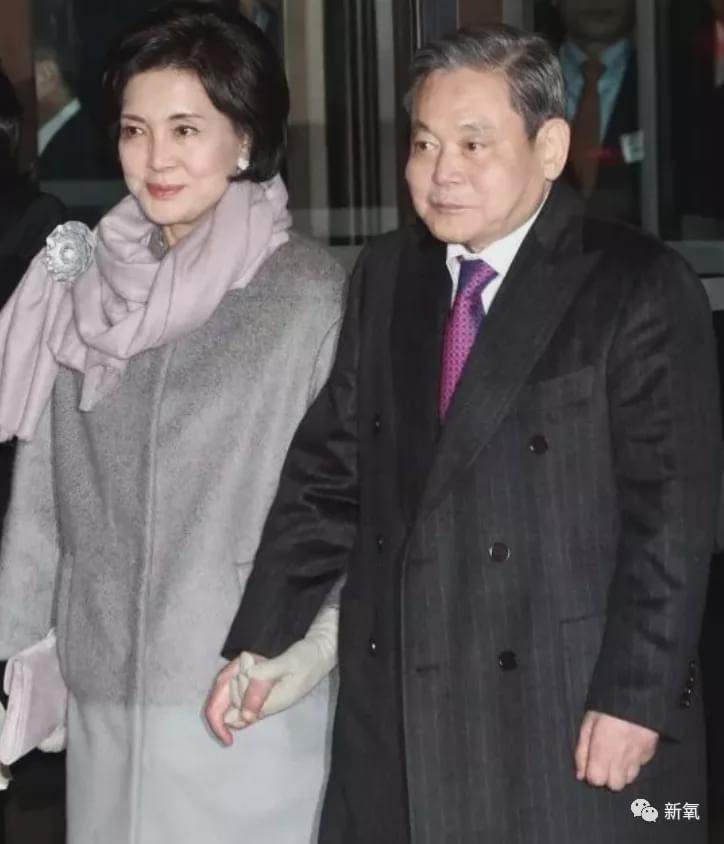 李健熙(三星掌门人)和洪罗喜(韩国最大报社的社长之女)夫妇.
