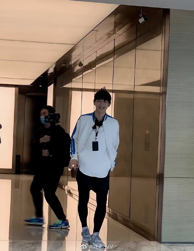 邓伦今日极限挑战路透曝光造型清爽笑容明媚的奶伦来袭