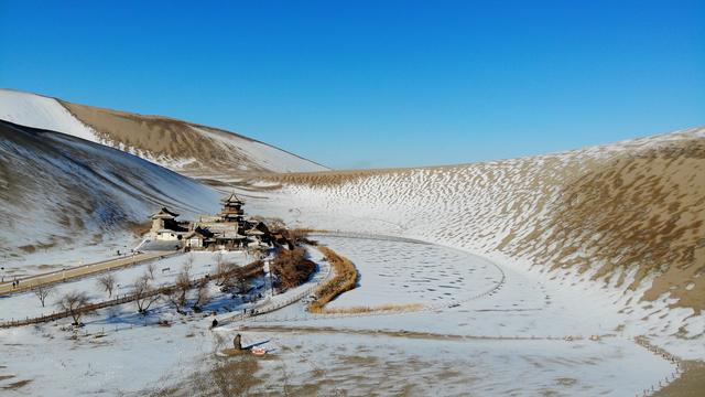 甘肃省敦煌市鸣沙山月牙泉景区雪景(1月18日摄)