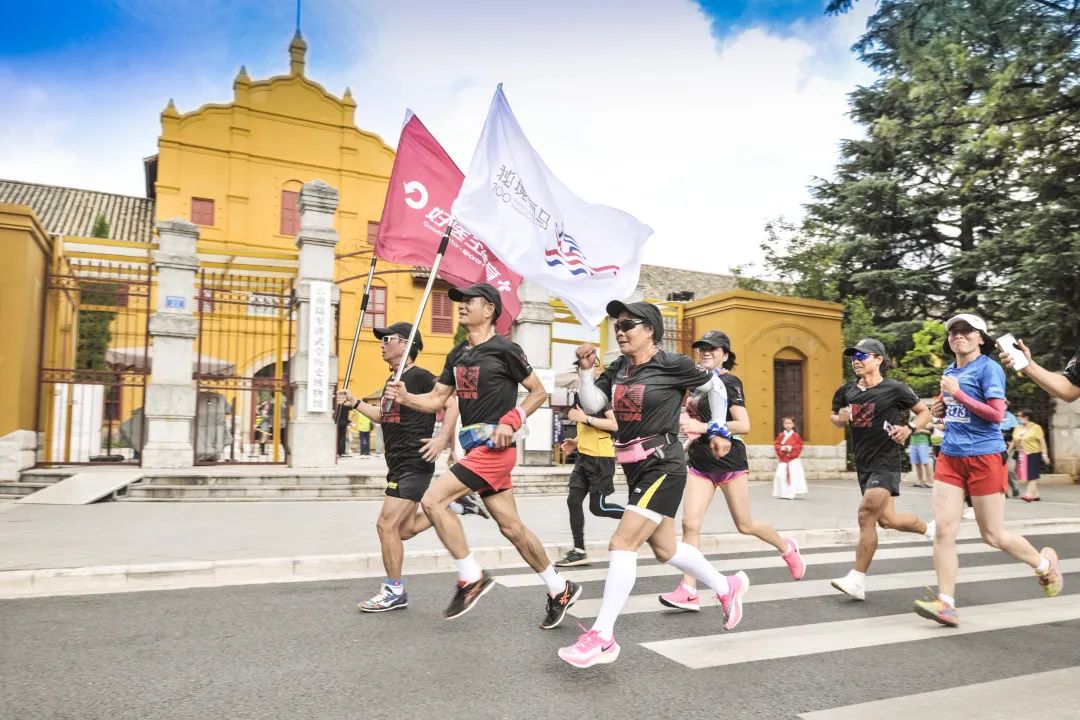 向军旗致敬·秘境百马2020八一健跑成功举行__凤凰网