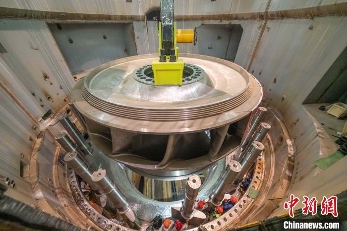 机组转轮6月21日完成吊装,拉开了世界首台100万千瓦水轮发电机组水轮