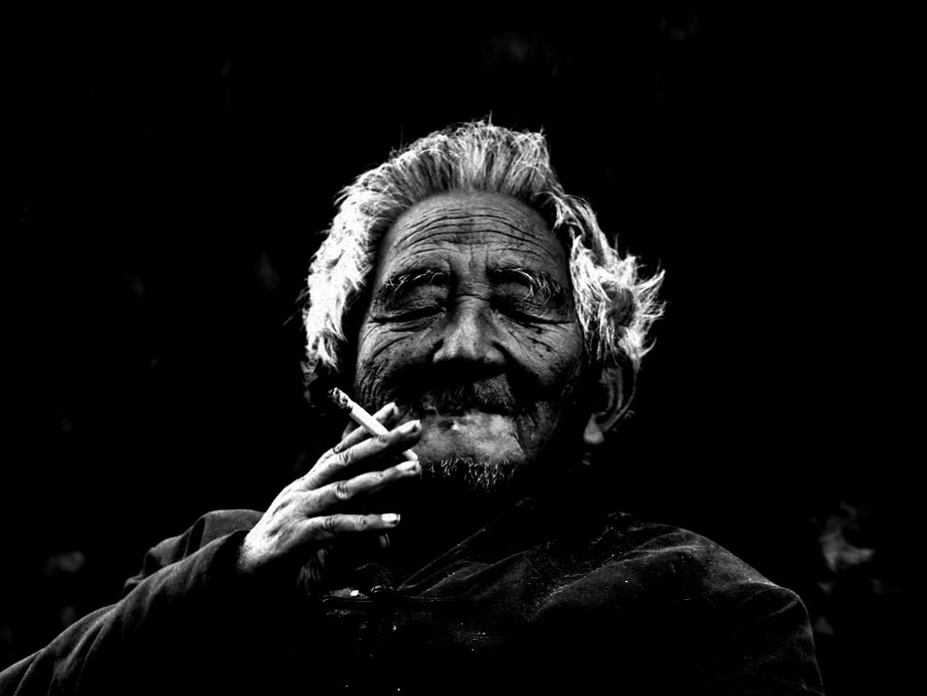 楼下抽烟的老头