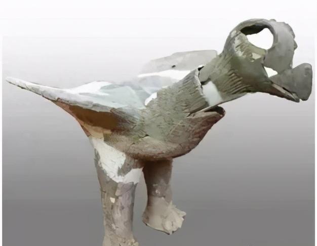 石峁陶鹰,捣碎了扔在皇城台东墙北侧的废墟中,考古得以发现。