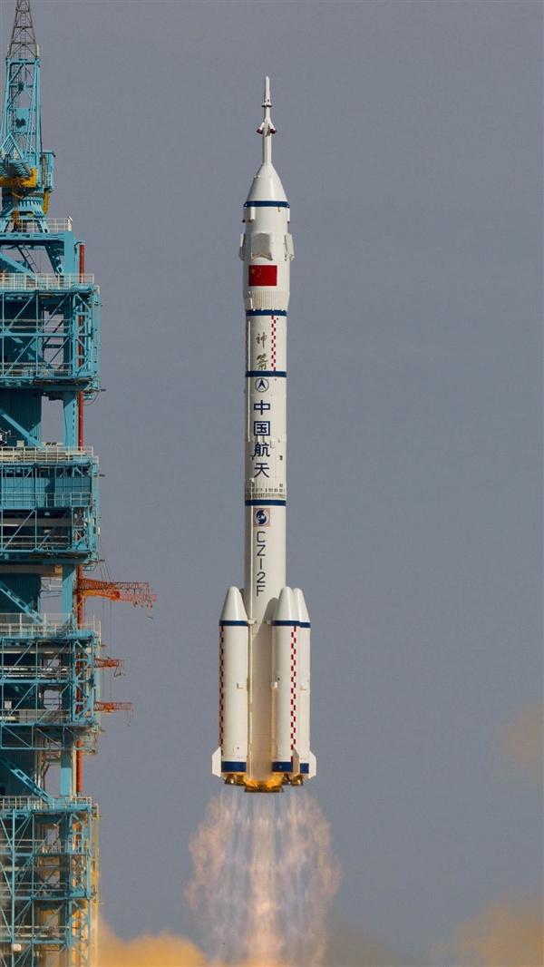 神舟12号飞船座驾:长征二号F火箭总装现场曝光