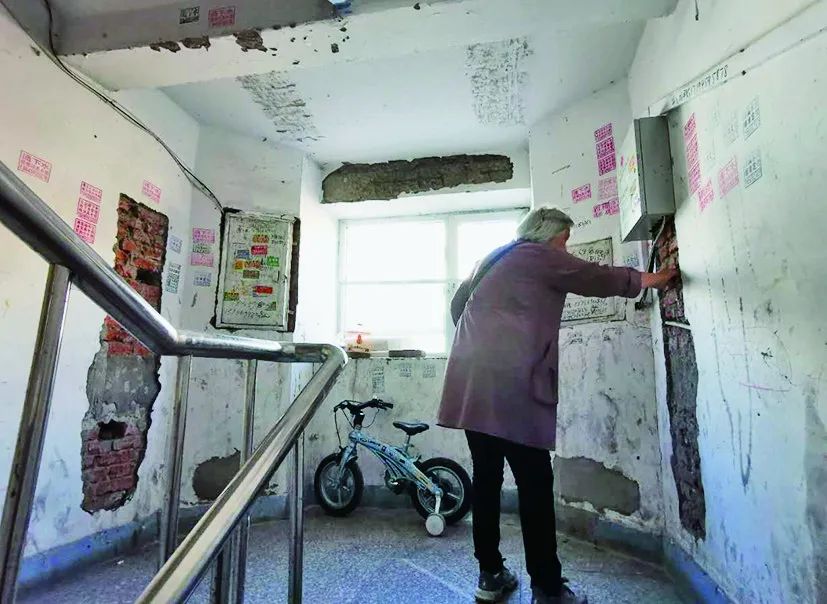 楼道内残破不堪1墙掉渣钢筋苯板多处裸露16日,记者来到大庆市肇州县