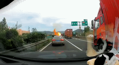 然而就在后方车辆还没弄清发生了什么的时候,油罐车发生二次爆炸,大火