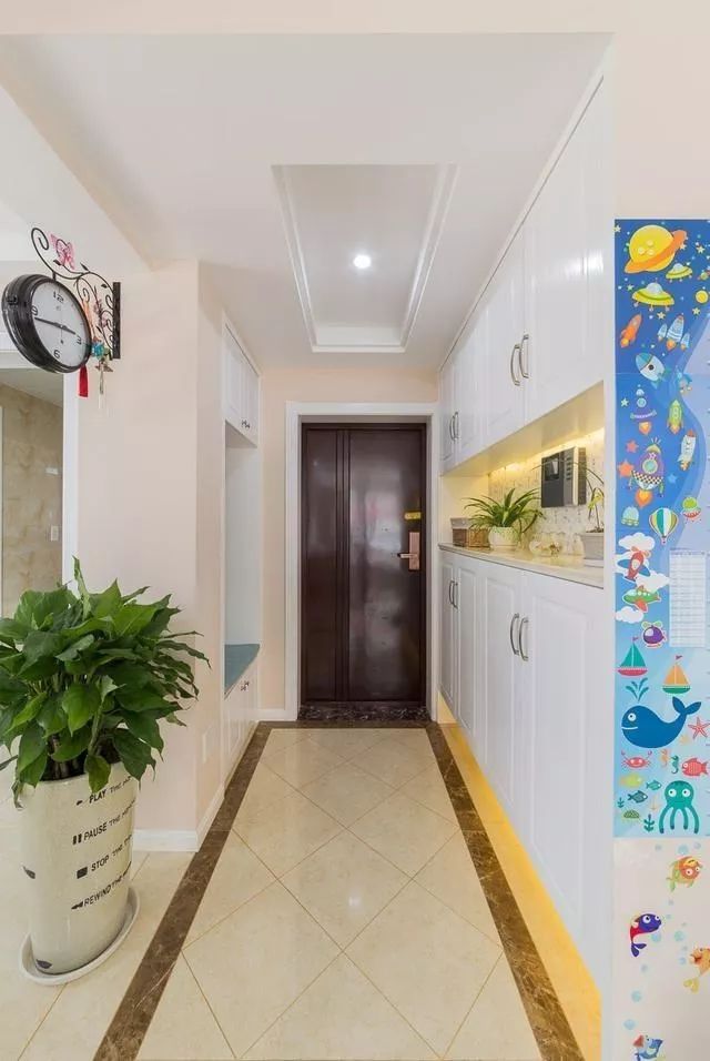 新房装修历经4个月,玄关鞋柜霸气好看,朋友都说客厅设计美翻了