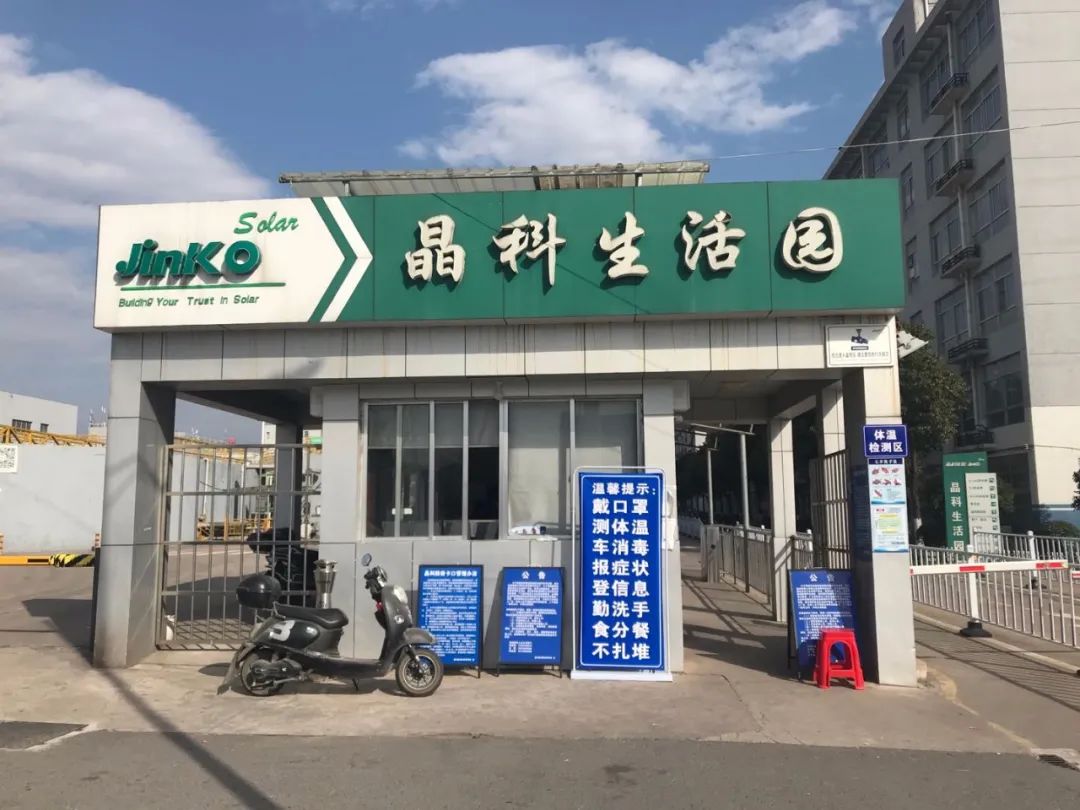 晶科生活园的保安告诉记者:"他们把车停在路边,被交警拖走也很正常