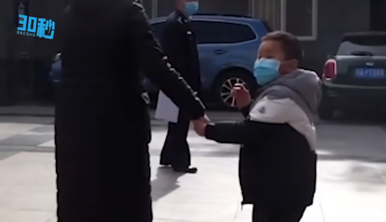 30秒 | 四川西昌6岁小朋友用压岁钱 给民警买来了25件消毒液