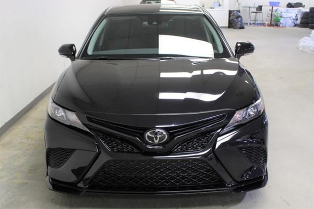 丰田凯美瑞运动版实拍,采用全黑样式的格栅