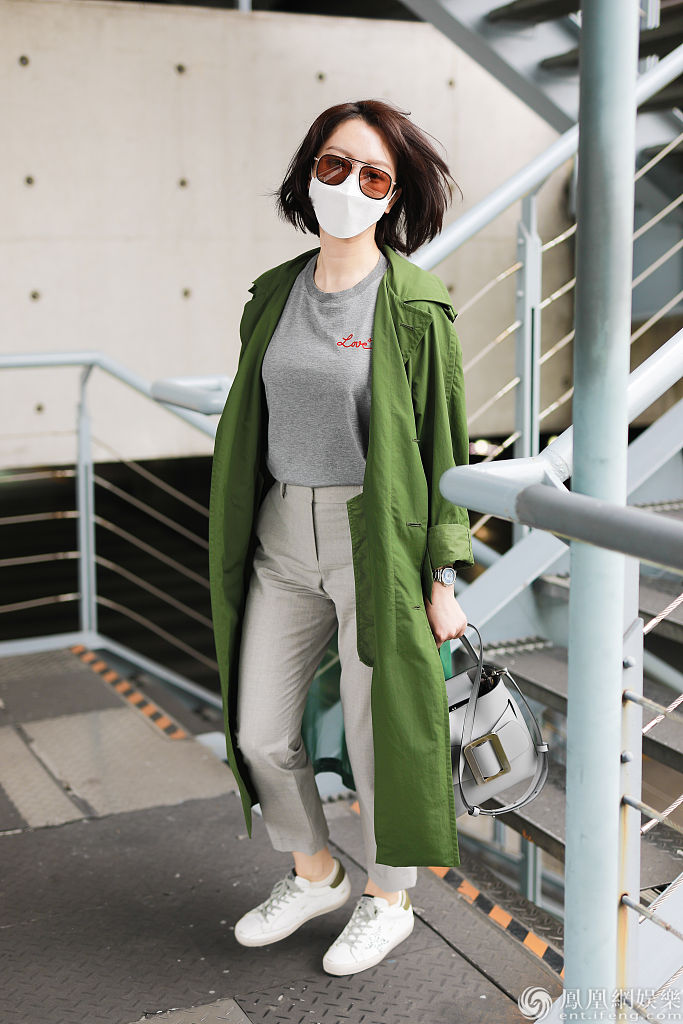 机场女霸总陈数绿灰穿搭高级感满满短发飞扬气场两米八