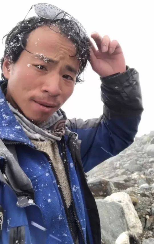 酷爱冰川的冰川哥化身成为圣洁的雪莲花永久守着他挚爱的冰川