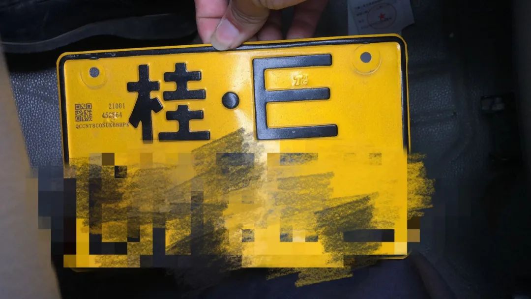 中午13点30分许,一辆桂e车牌号红色摩托车见到临时检查点掉头就跑,被