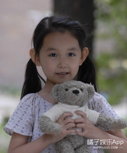 《笑着活下去》,在剧中饰演小晏阳▼童年时期的雪舞由蒋依依扮演,出生