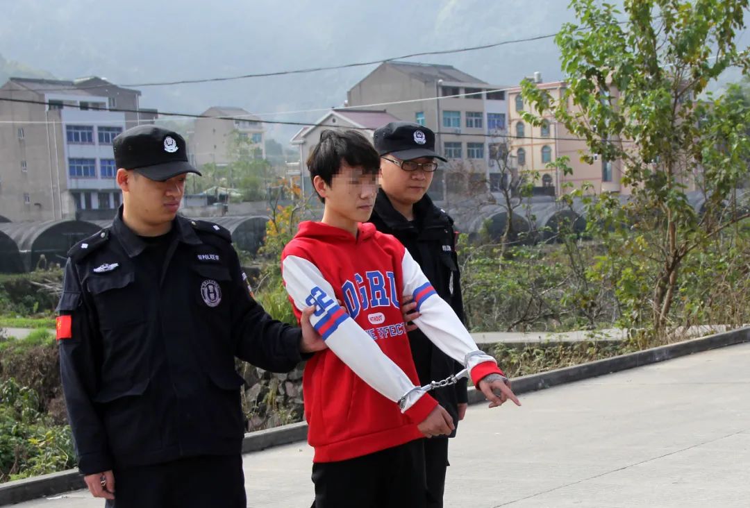 警员押着敲车盗窃的犯罪嫌疑人进行现场指认,犯罪嫌疑人中有未成年人