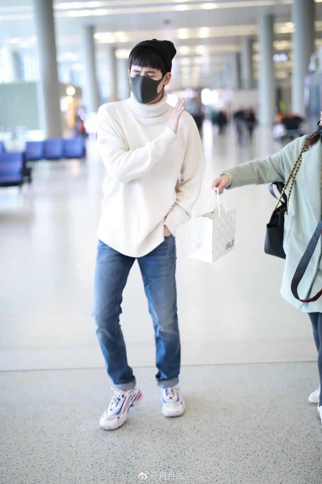 胡先煦遇粉丝送礼全身上下写着拒绝像极了过年拒收红包的自己