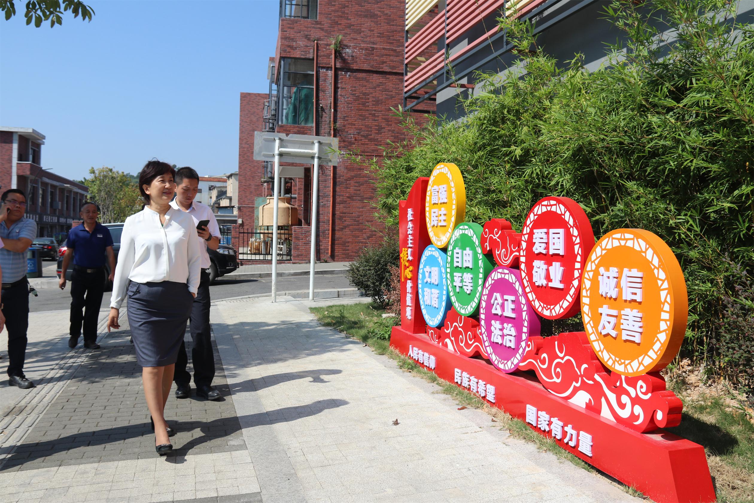 龙田街道党工委书记刘玉红(中)督导文明城市创建活动